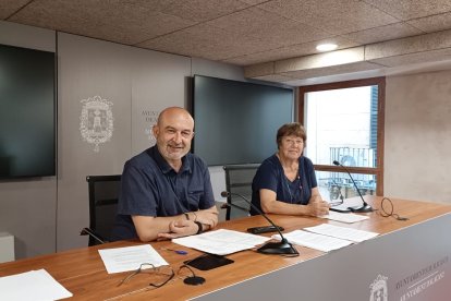 El portavoz de EU-Podem en el Ayuntamiento de Alicante, Manolo Copé (i), y la asesora del grupo municipal y coordinadora de Esquerra Unida Alacant, Lucía Ibáñez (d)

EUROPA PRESS
07/7/2025