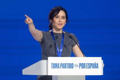 Isabel Díaz Ayuso con vestido gris antracita durante la clausura del Congreso Nacional del Partido Popular.
