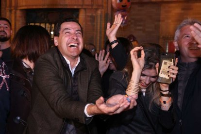 El presidente de la Junta de Andalucía, Juanma Moreno, durante la cabalgata de  Reyes Magos de 2023 en Sevilla.