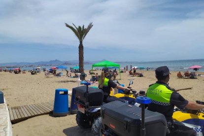 La Policía Local de Alicante en las labores de vigilancia en la playa