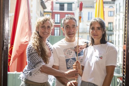 Lidón Soriano Segarra, Eduardo Ibero Albo y Dyna Kharrat Juanbeltz, de la plataforma Yala Nafarroa con Palestina, en los preparativos del chupinazo de Sanferines 2025.
REMITIDA / HANDOUT por AYUNTAMIENTO DE PAMPLONA
Fotografía remitida a medios de comunicación exclusivamente para ilustrar la noticia a la que hace referencia la imagen, y citando la procedencia de la imagen en la firma
03/7/2025