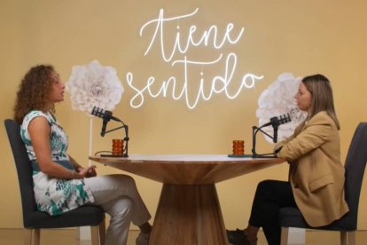Asun González durante su entrevista en el pódcast Tiene Sentido, donde explica la relación entre los horarios de las comidas y la salud de la microbiota intestinal.