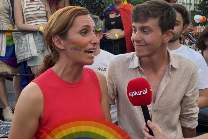 El portavoz adjunto de Más Madrid, Eduardo Rubiño, con Mónica García