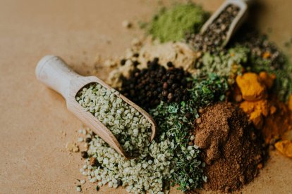 Diferentes especias y semillas dispuestas sobre una superficie de madera