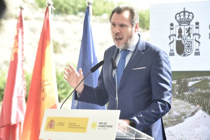 Óscar Puente, este viernes, en la inauguración de una carretera en Murcia.
