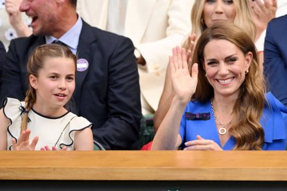 Kate Middleton en Wimbledon 2025 con vestido azul y su hija Charlotte delante en vestido blanco con volantes.