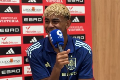 Lamine Yamal, siendo entrevistado en la Cadena COPE en la última concentración de la selección española.
