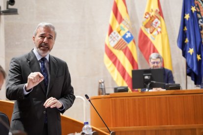 El presidente del Gobierno de Aragón, Jorge Azcón, interviene en la sesión plenaria de las Cortes de Aragón.