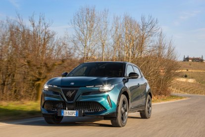 El sistema AWD del Alfa Romeo Junior Q4 ofrece una buena adherencia y tracción sobre cualquier tipo de firme.