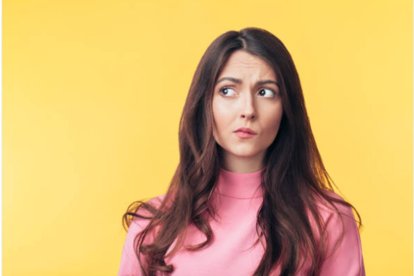 Mujer con gesto contrariado