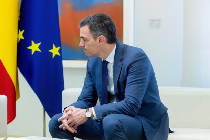 El presidente del Gobierno, Pedro Sánchez, en una reunión con las banderas de España y la UE al fondo.
