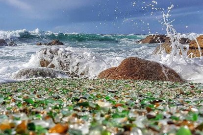 La Playa de los Cristales, en la Costa da Morte gallega, sorprende con una orilla cubierta de vidrio pulido por el mar. Un fenómeno natural que convierte lo abandonado en belleza brillante.