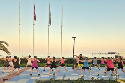 El Patronato de Turismo de Castelló transforma la playa del Serradal en una PlayaSlow durante los meses de verano con sesiones gratuitas de ejercicio al aire libre

REMITIDA / HANDOUT por AYTO CASTELLÓ
Fotografía remitida a medios de comunicación exclusivamente para ilustrar la noticia a la que hace referencia la imagen, y citando la procedencia de la imagen en la firma
26/7/2025