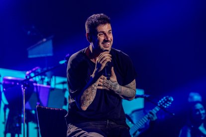 La actuación de Melendi en la Velada 5 dejó un sentido homenaje a Oviedo