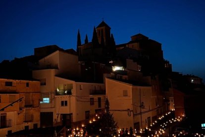 Quesada al anochecer, durante una noche de velas que transforma el casco antiguo en un escenario mágico.