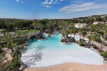 La piscina temática de Bonalba recrea un auténtico oasis tropical a solo 20 minutos del centro de Alicante.
