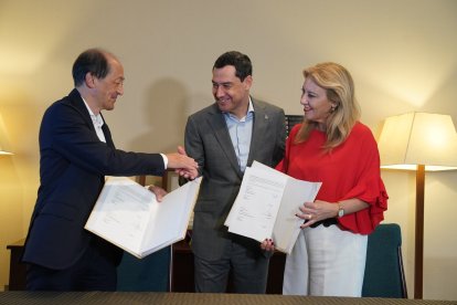 El presidente andaluz, Juanma Moreno, con la consejera portavoz Carolina España y el representante de Kioto Research Park, en Japón.