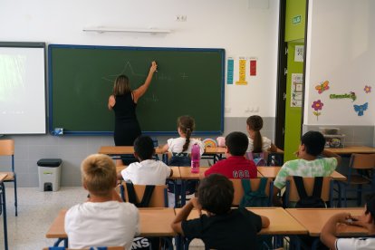 Niños en el aula en su primer día de clase
