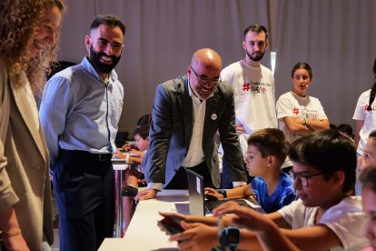Visita de Francisco Martín, delegado del Gobierno en la Comunidad de Madrid, al Campamento Digital.