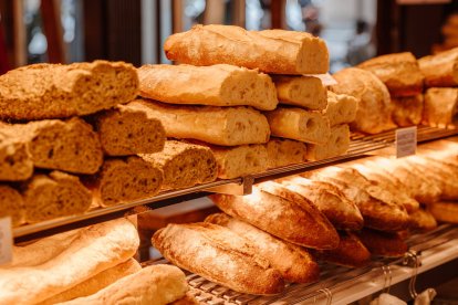 El pan de verdad no necesita más de cuatro ingredientes ni etiquetas confusas: masa madre, harinas integrales y fermentación lenta.