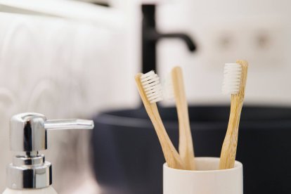 Guardar los cepillos de dientes al aire y en vertical, sin contacto entre ellos, es la recomendación más higiénica según los expertos.