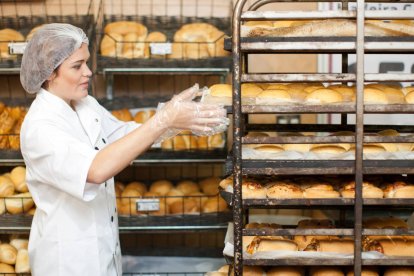 La reposición constante del pan en los supermercados responde a motivos logísticos y sensoriales: mantener el producto fresco y atraer con su aroma.