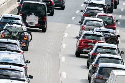 Fotografía ilustrativa de tráfico veraniego; la A-1 a su paso por Burgos también registra intensas caravanas estivales bajo el control de radares activos