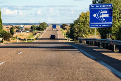 Imagen ilustrativa de un radar en autovía de Castilla y León, similares a los que operan en tramos como el km 160 de la A-66 en León, uno de los más multones de la comunidad.