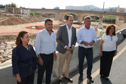Mazón acompañado por el conseller de Infraestructuras, Vicente Martínez Mus, y el alcalde de la localidad, José Morell y la diputada de Carreteras, Reme Mazzolari