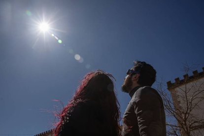María y Adrián contemplan el eclipse solar parcial del 29 de marzo de 2025 en Inca, Mallorca, protegidos con gafas especiales. El Instituto de Astronomía y Astronáutica de Mallorca distribuyó material y telescopios para facilitar la observación del fenómeno.