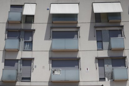 (Foto de ARCHIVO)
Cartel de 'se vende' en el balcón de un piso de un edificio de Madrid.
Eduardo Parra / Europa Press
19 julio 2019, inmobiliaria