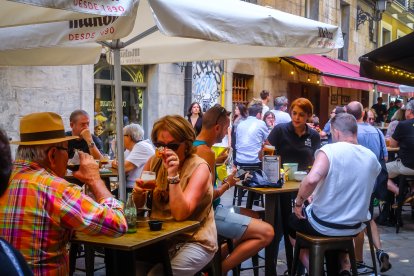 (Foto de ARCHIVO)
Varias personas en una terraza de un bar en Santander, a 10 de agosto de 2025.
Nacho Cubero / Europa Press
10 AGOSTO 2025