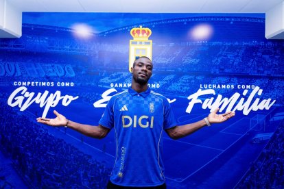 Eric Bailly posa con la camiseta del Oviedo