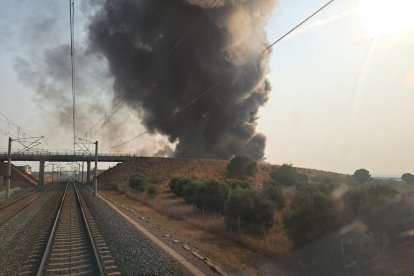 Imagen del incendio en Yeles (Toledo), que ha obligado a cortar la vía férrea con destino a Andalucía.