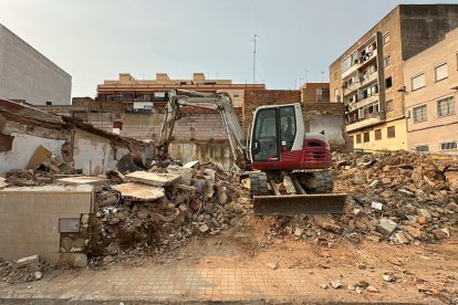 Una de las viviendas demolidas