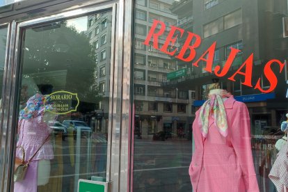 (Foto de ARCHIVO)
Una tienda de ropa de Oviedo con el cartel de rebajas en julio.
EUROPA PRESS
15/7/2025