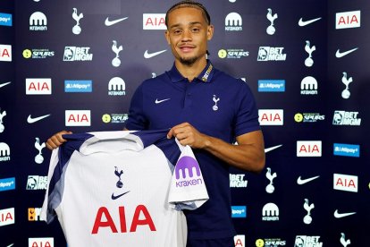 Xavi Simons posa con la camiseta  de los Spurs