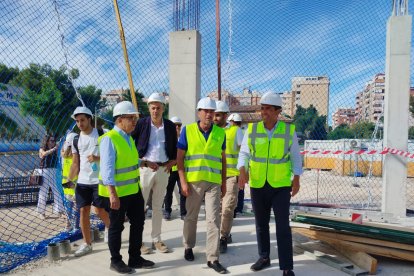 Luis Barcala y Carlos Mazón en la visita a las obras del CEIP La Almadraba