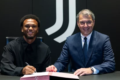 Openda firma su contrato