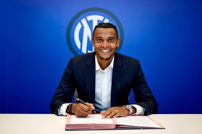 Akanji firma con el Inter