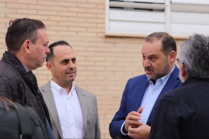 El exministro José Luis Ábalos en una imagen con el alcalde socialista de Pulianas, José Carranza.