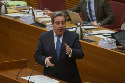 El portavoz de VOX en Les Corts, José María Llanos, interviene durante una sesión de control al Gobierno valenciano en Les Corts Valencianes.