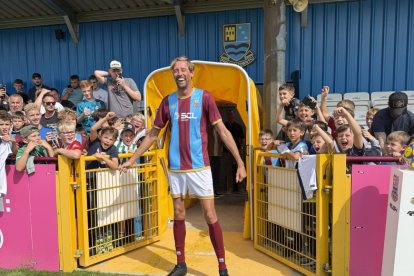 Peter Crouch pagó la penitencia por perder en el Fantasy