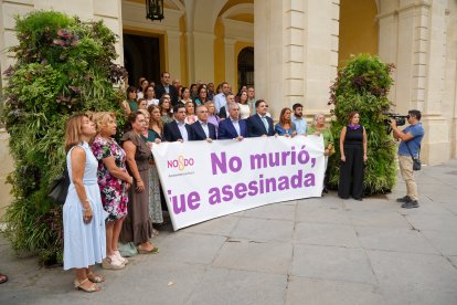 Minuto de silencio en el Ayuntamiento de Sevilla tras el asesinato este domingo de una mujer en Valdezorras.