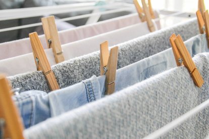 Tender la ropa con espacio entre prendas favorece la ventilación y acelera el secado, como indica el método japonés.