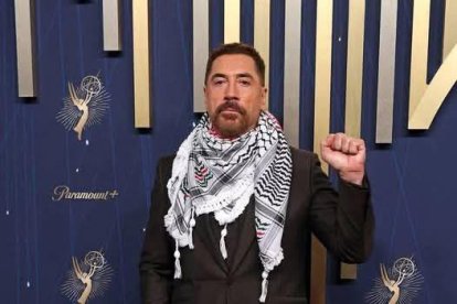 Javier Bardem con una palestina en los Premios Emmy