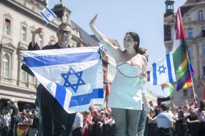 La representante de Israel en 2025, Yuval Raphael, llegando a la alfombra roja de Basilea.