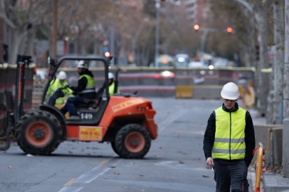 (Foto de ARCHIVO)
Varios operarios trabajan en un tramo de la calle Urgell, a 21 de enero de 2025, en Barcelona, Catalunya (España). 
David Zorrakino / Europa Press
21 ENERO 2025