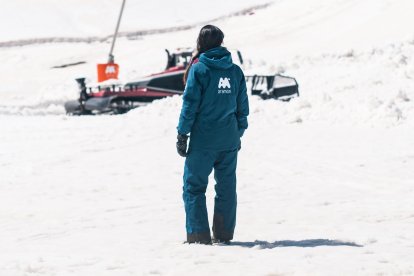 Un trabajador en Aramón