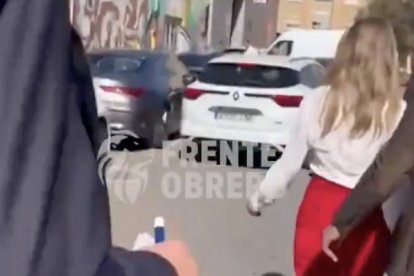 Yolanda Díaz se espaldas huyendo en Torrent de varios vecinos del Frente Obrero que le pedían responsabilidades